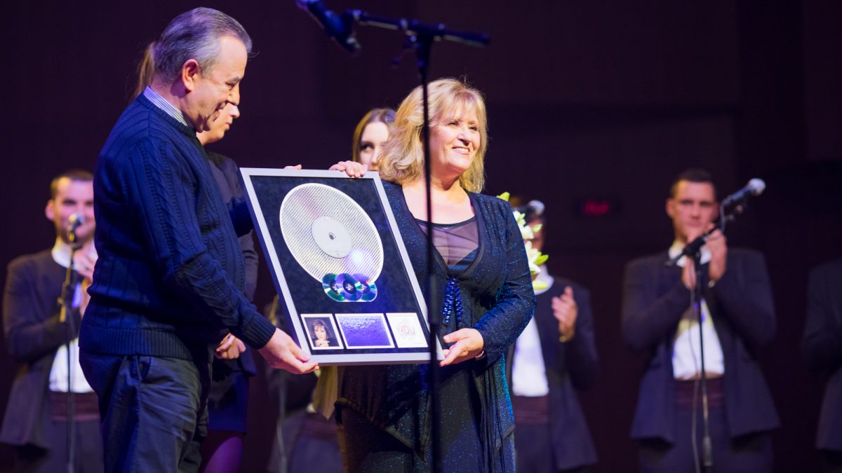 Glazbena diva Meri Cetinić primila Multi-platinum Award za 40 godina diskografskih dostignuća