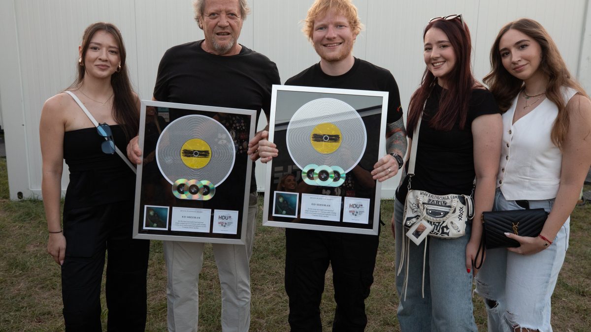 ED SHEERAN DOBITNIK MULTI-PLATINUM AWARDA